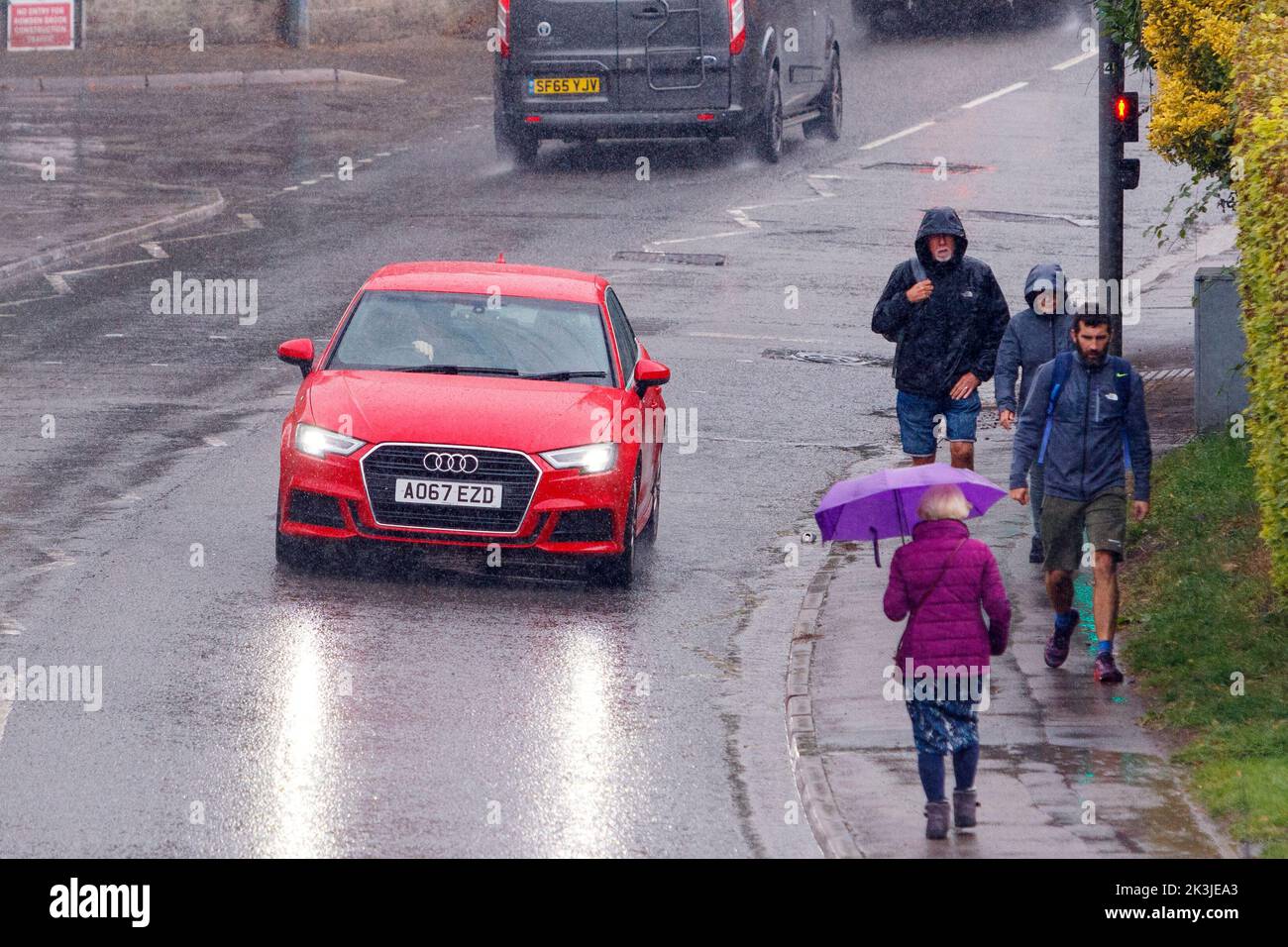 Chippenham, UK, 27th September, 2022. Car drivers and pedestrians are pictured braving heavy rain in Chippenham as heavy rain showers make their way across Southern England. Credit: Lynchpics/Alamy Live News Stock Photo