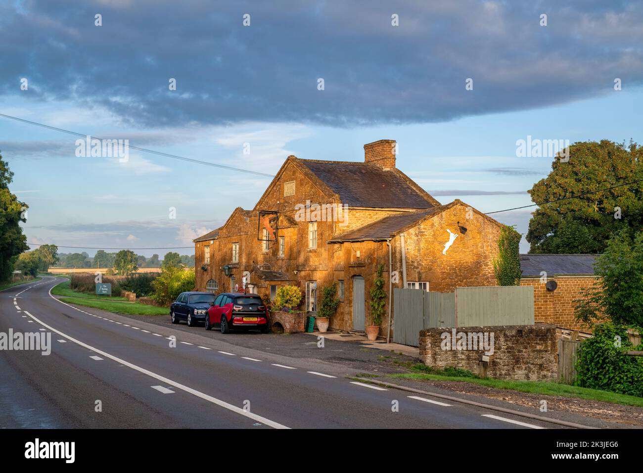 The Boxing Hare pub just after sunrise. Sweford, Oxfordshire, England Stock Photo