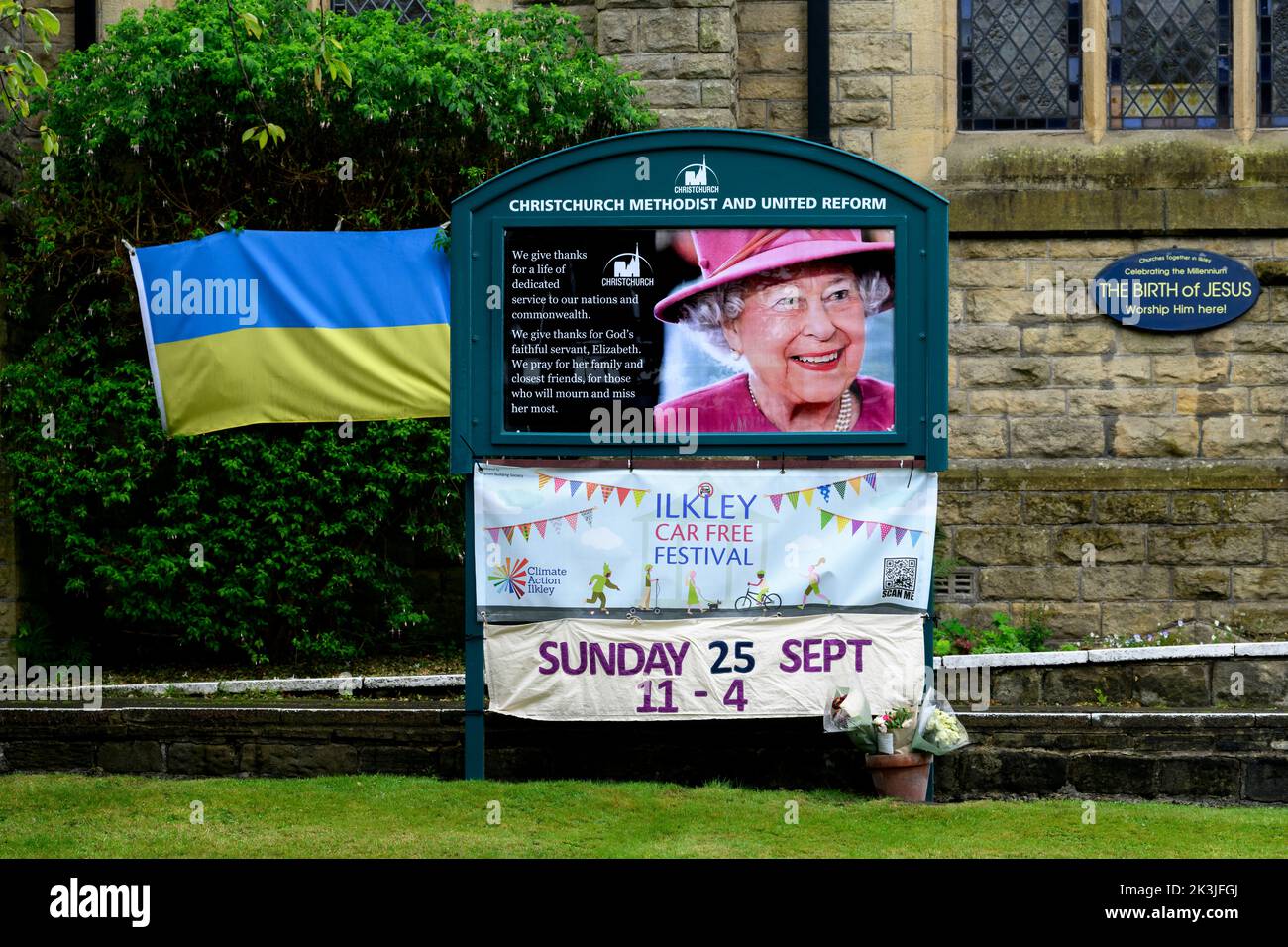 Queen's death (emotive poignant notice board colour photograph, remembering commemorating paying respects to Elizabeth 2) Ilkley Yorkshire England UK. Stock Photo