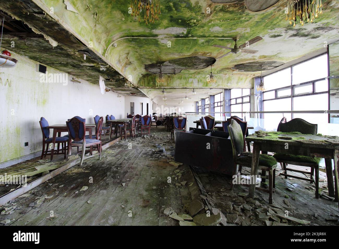Table Crumbling Crumbling ceiling hi-res stock photography and images - Alamy
