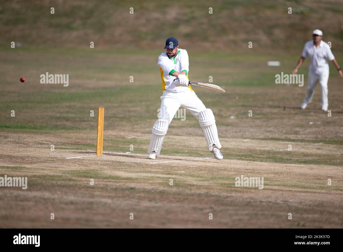 Cricket bowling & batting mens game Stock Photo Alamy