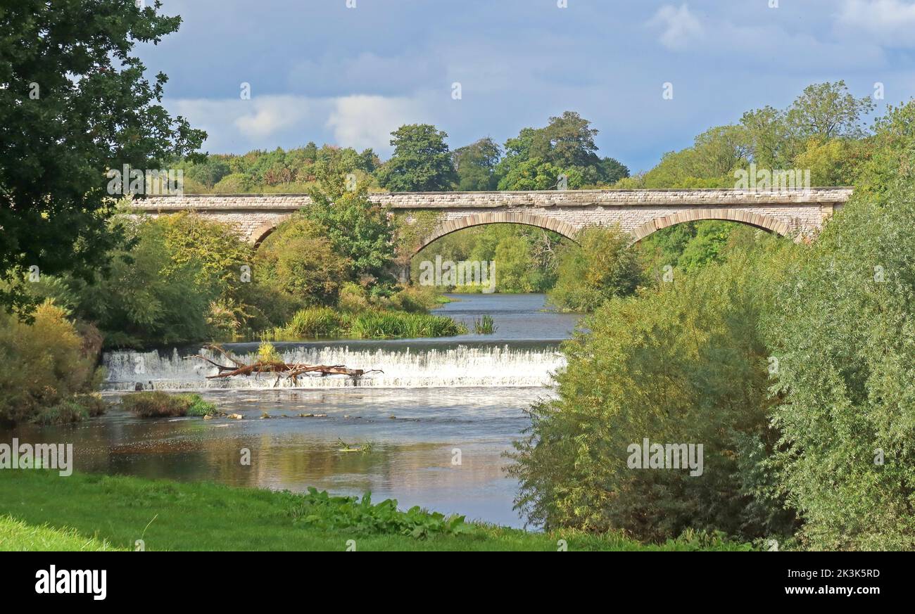 Weir on the river Wharfe at Tadcaster, Yorkshire, England, UK, LS24 9BL Stock Photo
