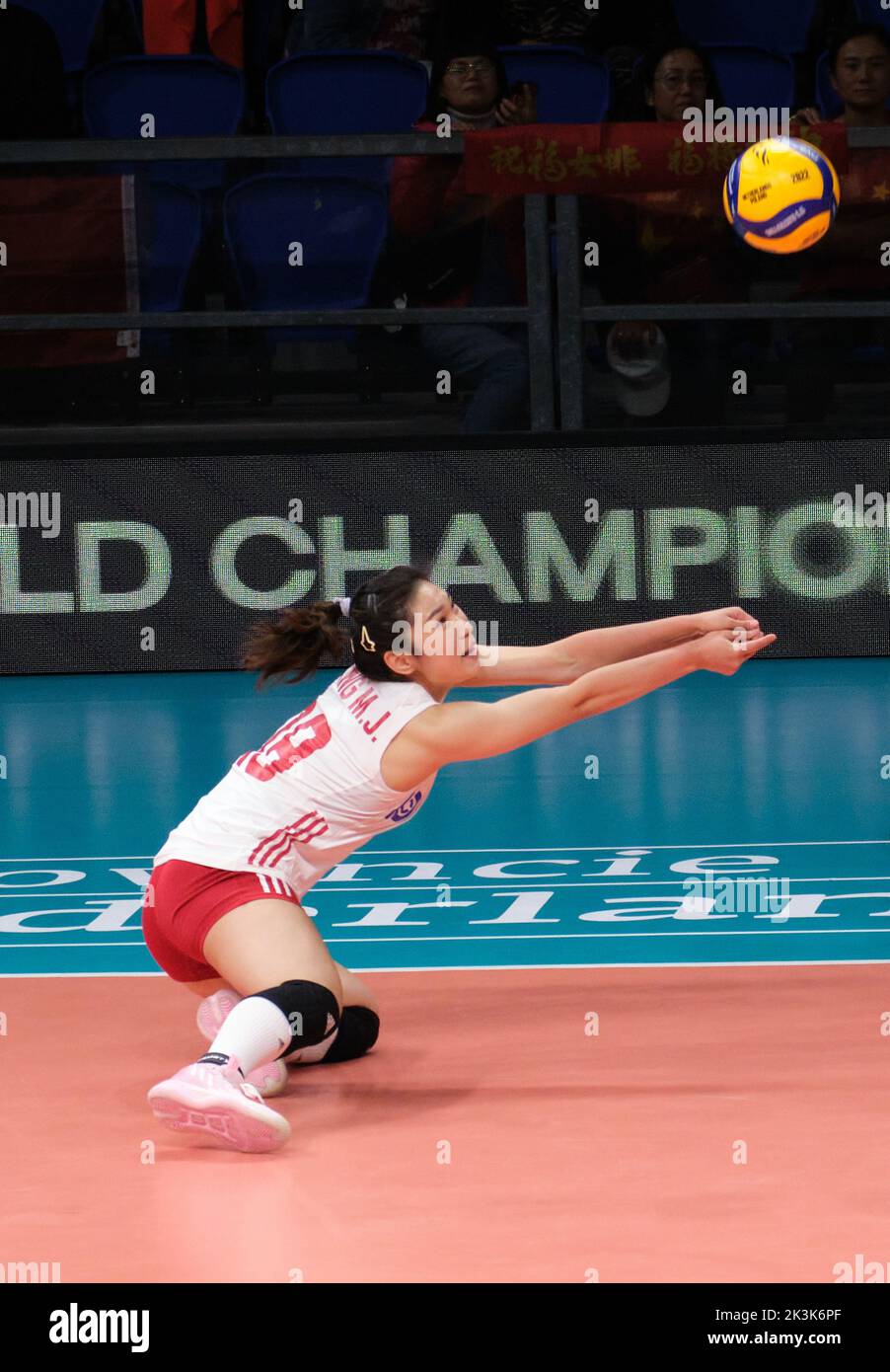 arnhem-netherlands-27th-sep-2022-wang-mengjie-of-china-passes-the