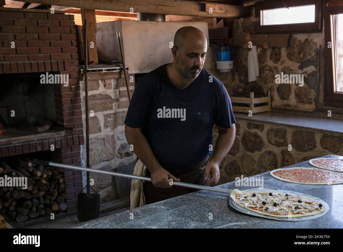 Mardin, Turkey. 26th Sep, 2022. A worker seen preparing pizzas at Kafro