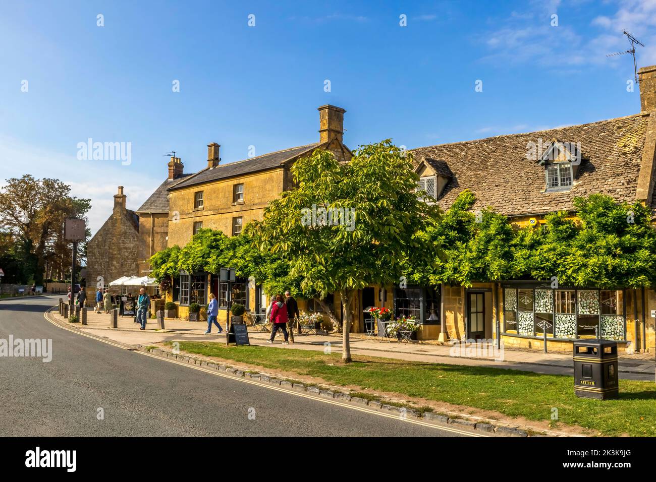 HIGH STREET, BROADWAY, WORCESTERSHIRE, ENGLAND UK Stock Photo Alamy