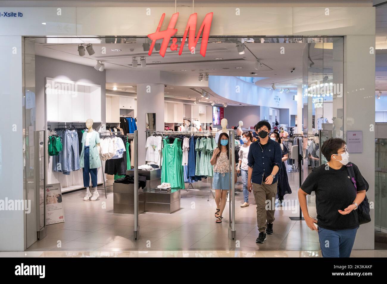 H&m retail hi-res stock photography and images - Page 20 - Alamy