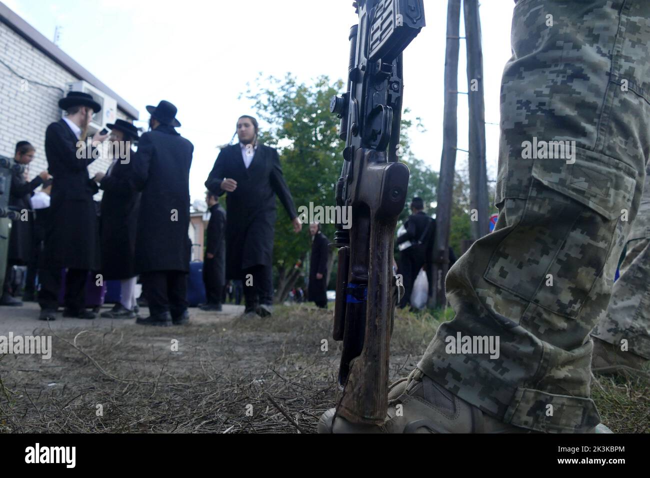 UMAN, UKRAINE - SEPTEMBER 25, 2022 - An armed serviceman stands guard as Hasidic pilgrims gather for the celebration of Rosh Hashanah, or the Jewish N Stock Photo
