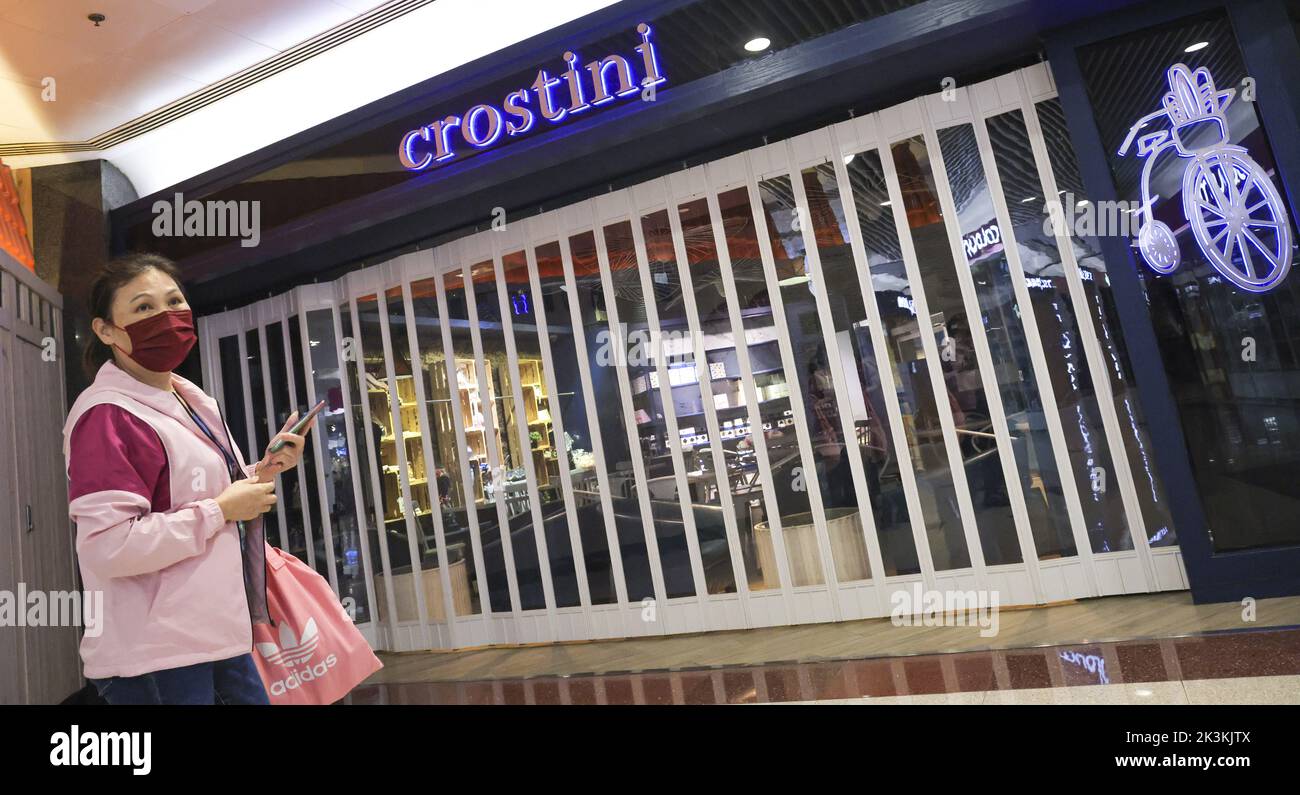 Crostini, an Italian pastry shop and restaurant, posted on its Facebook page at around 10pm yesterday (13th) that due to the COVID-19 epidemic, the management decided to close down all its shops and restaurants. Picture shows the shop closed down at Hollywood Plaza, Diamond Hill.  14SEP22  SCMP / Jelly Tse Stock Photo