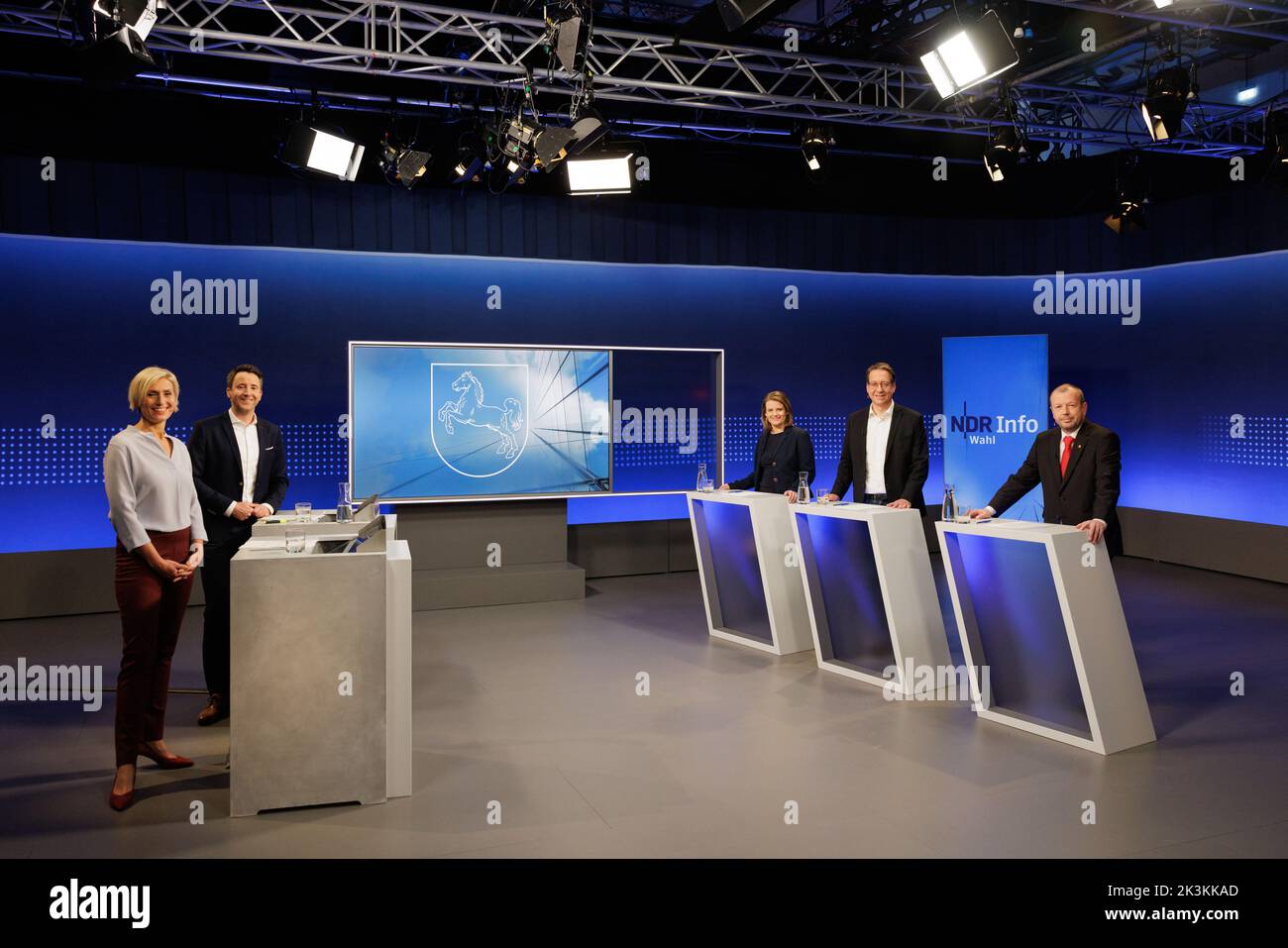 Hildesheim, Germany. 27th Sep, 2022. Presenters Susanne Stichler (l-r) and Jan Starkebaum stand with Julia Willie Hamburg (Bündnis 90/Die Grünen), Stefan Birkner (FDP) and Stefan Marzischewski-Drewes (AfD) before the start of the TV triell for the state election in Lower Saxony at the NDR studio in Hall 39 in Hildesheim. Credit: Ole Spata/dpa/Alamy Live News Stock Photo