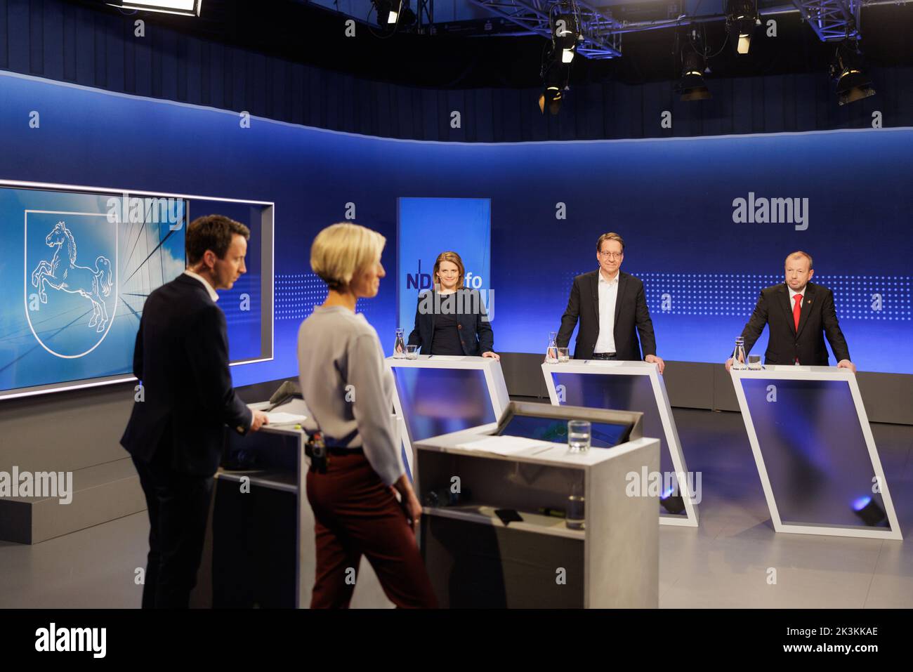 Hildesheim, Germany. 27th Sep, 2022. Presenters Jan Starkebaum (l-r) and Susanne Stichler stand with Julia Willie Hamburg (Bündnis 90/Die Grünen), Stefan Birkner (FDP) and Stefan Marzischewski-Drewes (AfD) before the start of the TV triell for the state election in Lower Saxony at the NDR studio in Hall 39 in Hildesheim. Credit: Ole Spata/dpa/Alamy Live News Stock Photo