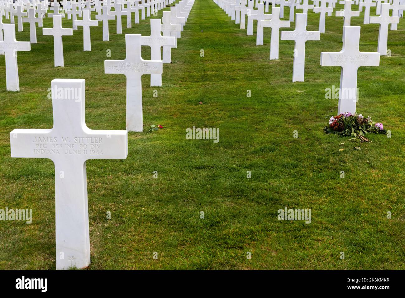 A floral tribute in the American War Cemetery, Omaha Beach, Colville-sur-Mer, Calvados, Normandy, France. Stock Photo