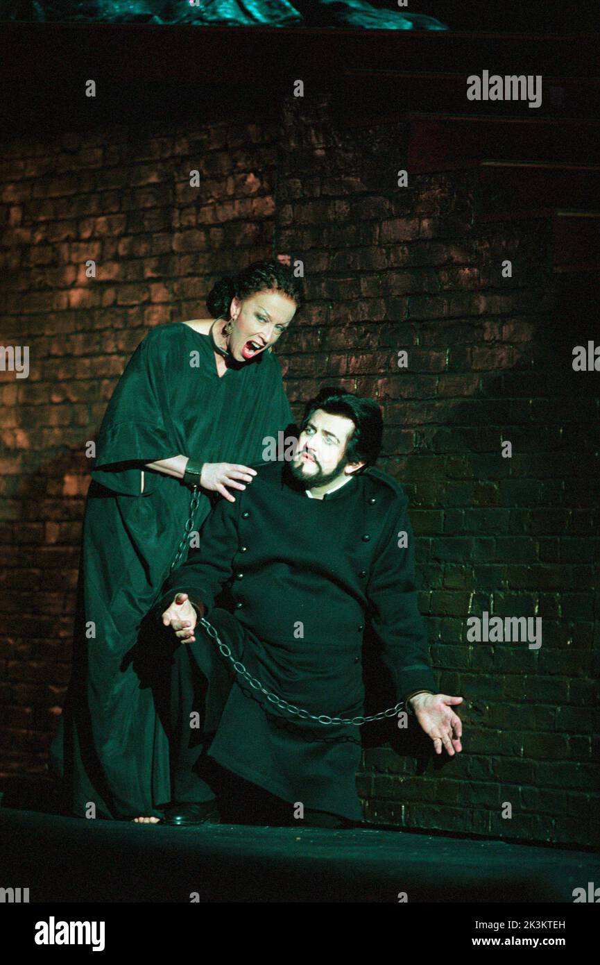final scene, entombed: Josephine Barstow (Aida), Edmund Barham (Radames) in AIDA by Giuseppe Verdi at Opera North, Grand Theatre, Leeds, England 12/09/1997 libretto: Antonio Ghislanzoni conductor: Giuliano Carella direction & design by Philip Browse choreography: Geoffrey Cauley lighting: Gerry Jenkinson Stock Photo