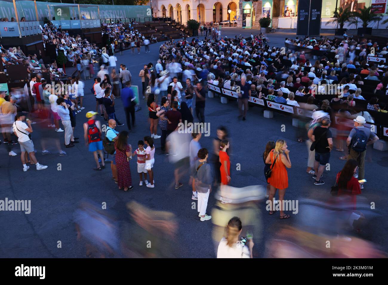 Wien Kino, Wien Konzert, Menschen sitzen vor dem Rathauskino Stock Photo