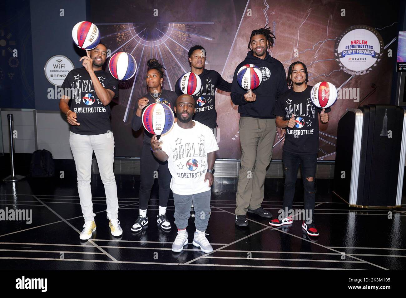 New York, NY, USA. 27th Sep, 2022. The Harlem Globetrotters at a public appearance for HARLEM GLOBETROTTERS: PLAY IT FORWARD Screening, The Empire State Building, New York, NY September 27, 2022. Credit: Eli Winston/Everett Collection/Alamy Live News Stock Photo
