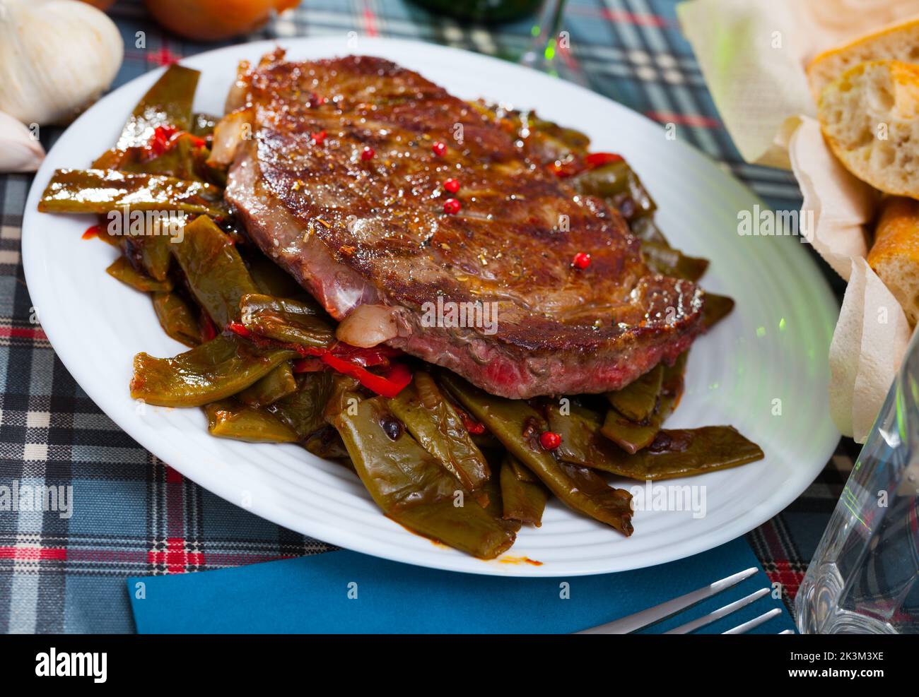 Beef entrecote with string beans and bell pepper Stock Photo Alamy