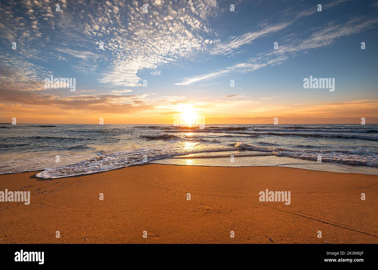 Beautiful sunrise over the Pacific Ocean Stock Photo - Alamy