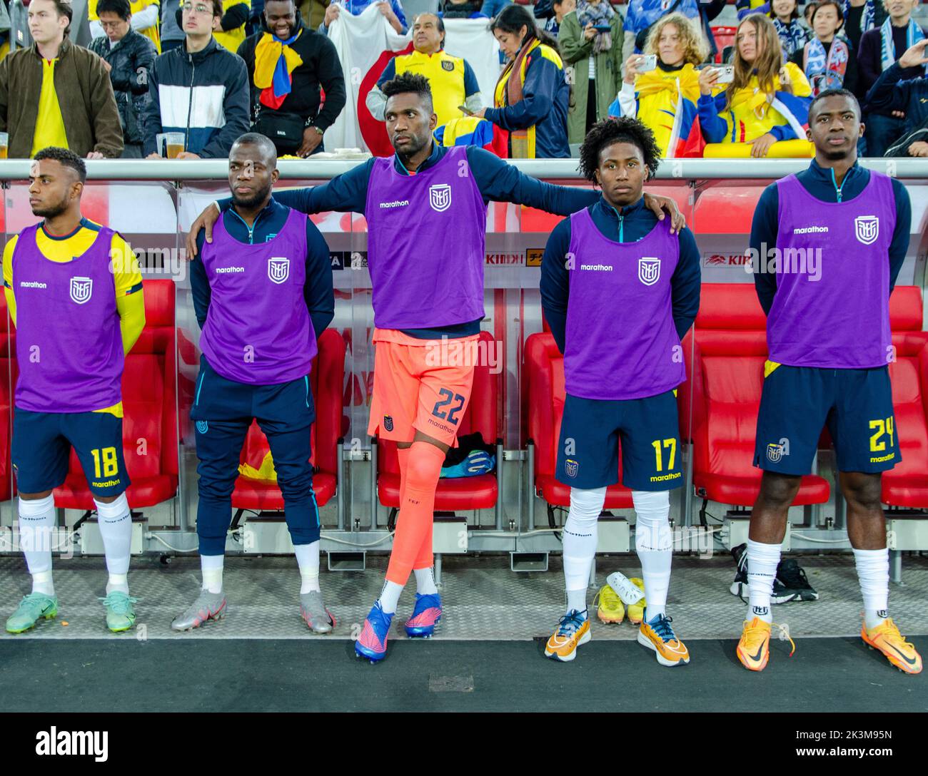 Dusseldorf, North Rhine-Westphalia, Germany. 27th Sep, 2022. Back up goalkeeper ALEXANDER DOMINGUEZ (22) puts his arms around his teammates, including ANGELO PRECIADO (17). Standing with them are DIEGO PALACIOS (18, far left) and WILLIAM PACHO (24, far right) before the Ecuador vs. Japan match in the Kirin Challenge Cup 2022 in the Merkur Spiel Arena in Dusseldorf, Germany. (Credit Image: © Kai Dambach/ZUMA Press Wire) Stock Photo