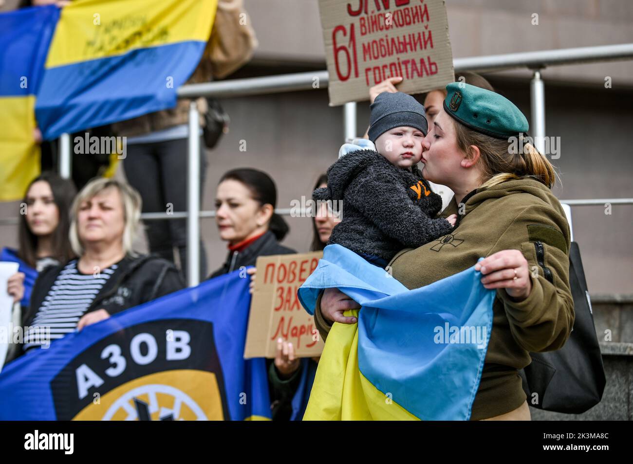 Non Exclusive: ZAPORIZHZHIA, UKRAINE - SEPTEMBER 25, 2022 - A servicewoman kisses a child during the Bring Back Our Heroes rally calling for the relea Stock Photo