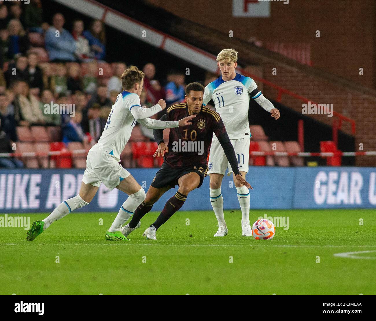 Sheffield, UK. 27th Sep, 2022. *** Germanys Felix Nmecha (10) is crowded out by Englands (14) James Garner and Anthony Gordon (11) during the International Friendly match between England U-21 and Germany U-21 at Bramall Lane, Sheffield, England on 27 September 2022. Photo by Simon Hall. Editorial use only, license required for commercial use. No use in betting, games or a single club/league/player publications. Credit: UK Sports Pics Ltd/Alamy Live News Stock Photo