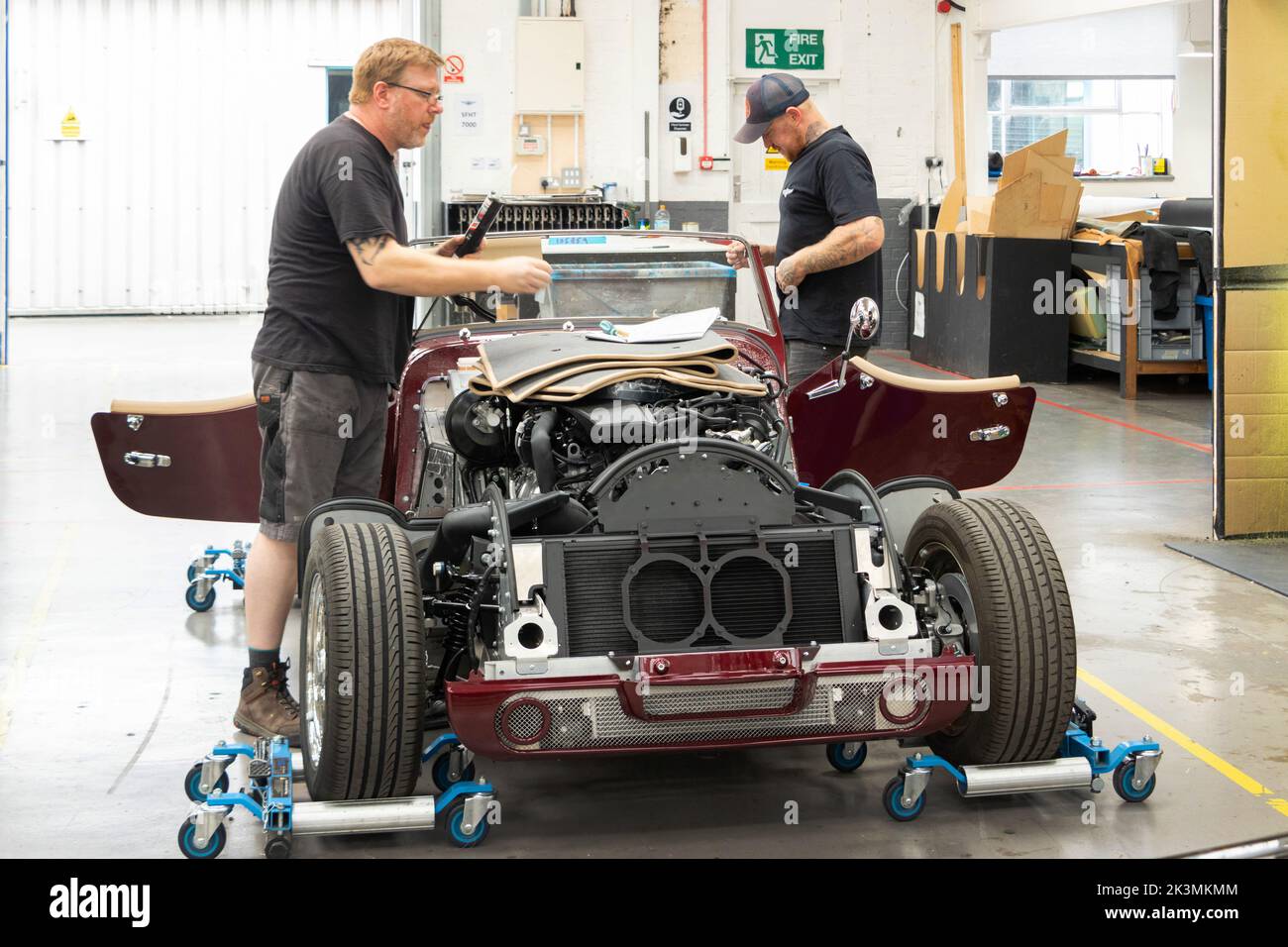 craftsmen mechanics building assembling cars at the morgan car factory malvern worcestershire uk Stock Photo
