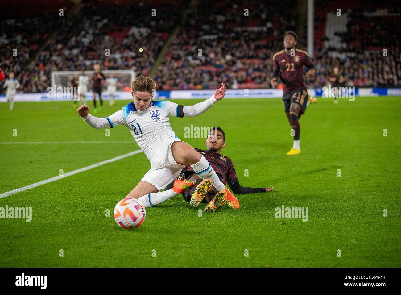 Sheffield, UK. 27th Sep, 2022. *** James McAtee of England is found by Germanys Angsar Knauff (7) during the International Friendly match between England U-21 and Germany U-21 at Bramall Lane, Sheffield, England on 27 September 2022. Photo by Simon Hall. Editorial use only, license required for commercial use. No use in betting, games or a single club/league/player publications. Credit: UK Sports Pics Ltd/Alamy Live News Stock Photo