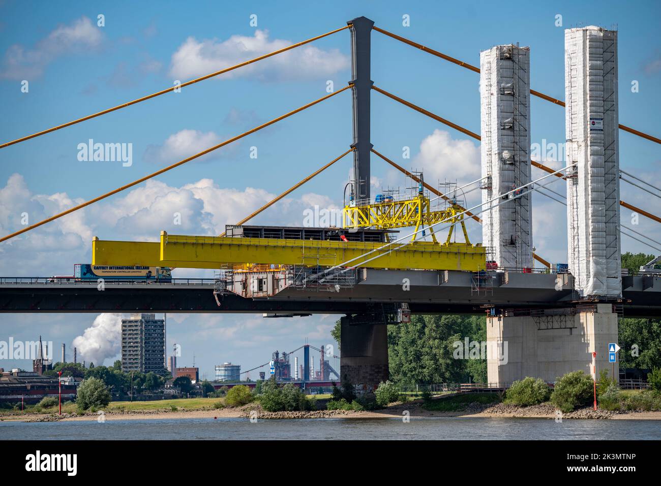 New construction of the Neuenkamp motorway bridge on the A40, over the Rhine near Duisburg, free cantilever assembly of the main bridge span, the new Stock Photo