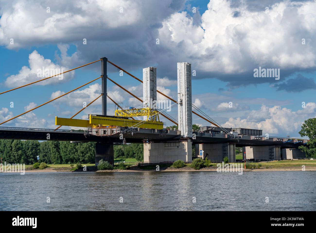 New construction of the Neuenkamp motorway bridge on the A40, over the Rhine near Duisburg, free cantilever assembly of the main bridge span, the new Stock Photo