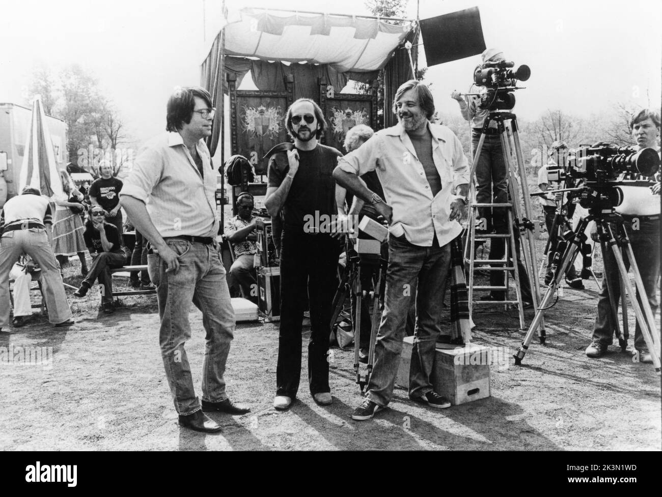 Writer / Author STEPHEN KING and Director GEORGE A. ROMERO with Movie / Film Crew on set location candid during filming of CREEPSHOW 1982 director GEORGE A. ROMERO original screenplay Stephen King United Film Distribution Company (UFDC) / Laurel-Show Inc. / Creepshow Films Inc. / Laurel Entertainment Inc. / Warner Bros. Stock Photo
