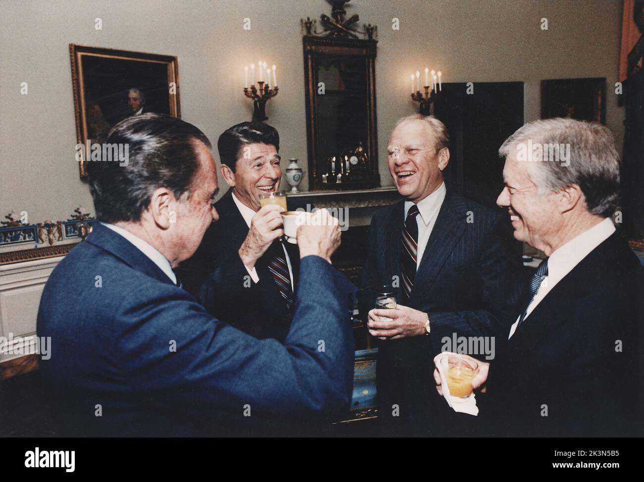 Four Presidents (Reagan, Carter, Ford, Nixon) toasting in the Blue Room prior to leaving for Egypt and Sadat's Funeral Stock Photo