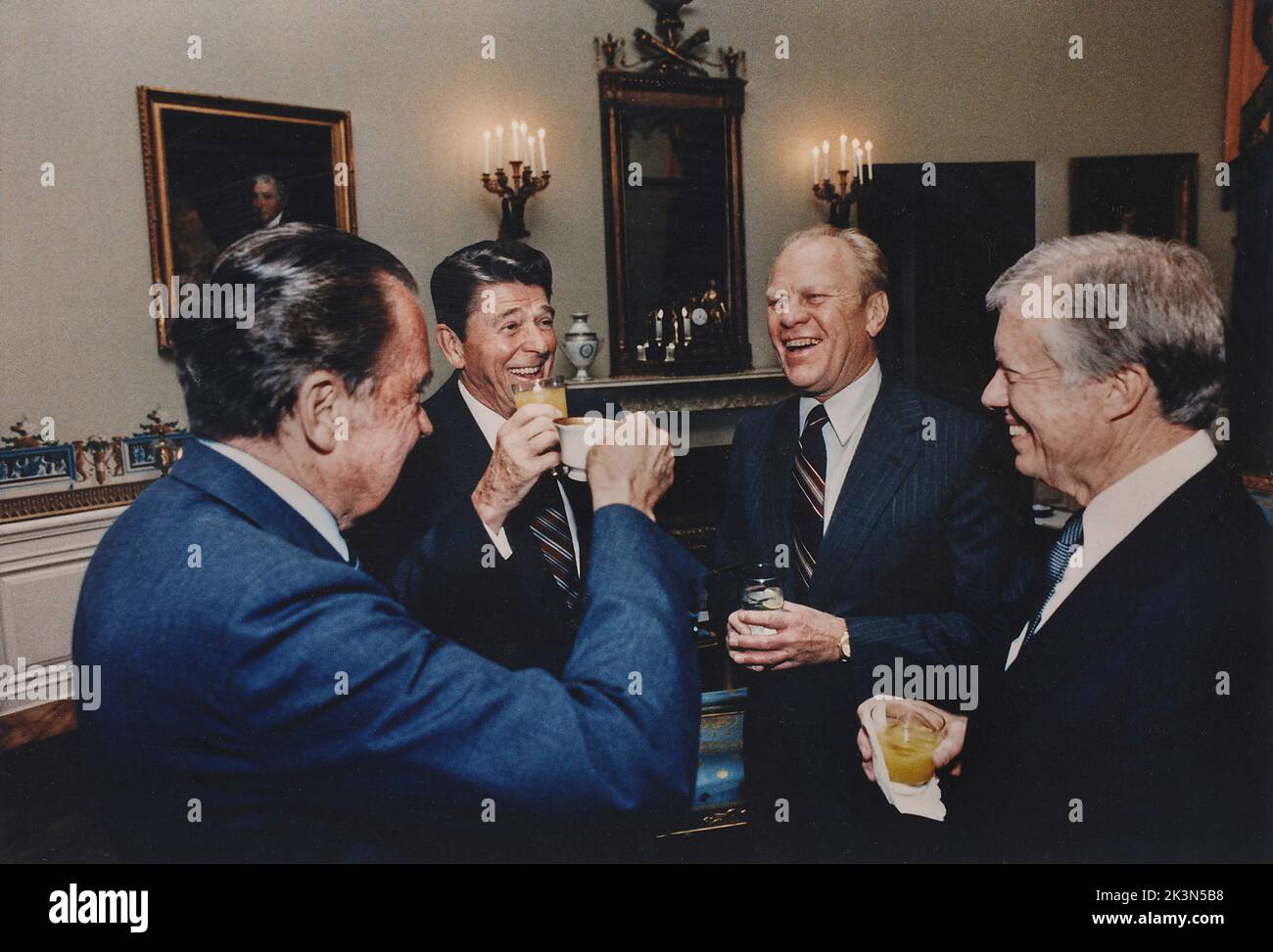 Four Presidents (Reagan, Carter, Ford, Nixon) toasting in the Blue Room prior to leaving for Egypt and Sadat's Funeral Stock Photo