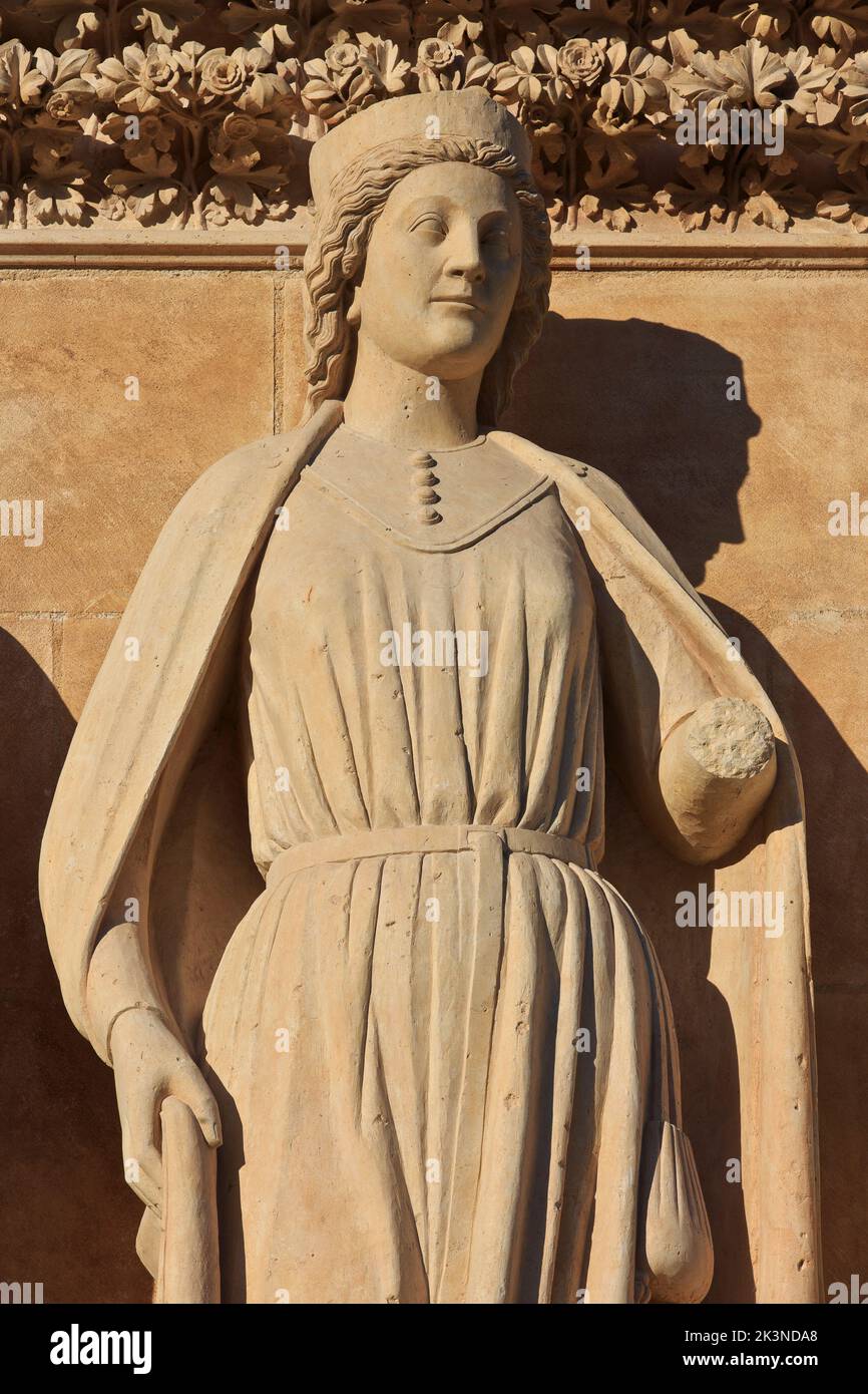 Statue of the Queen of Saba (Sheba) at the main entrance of Reims Cathedral (a UNESCO World Heritage Site) in Reims (Marne), France Stock Photo