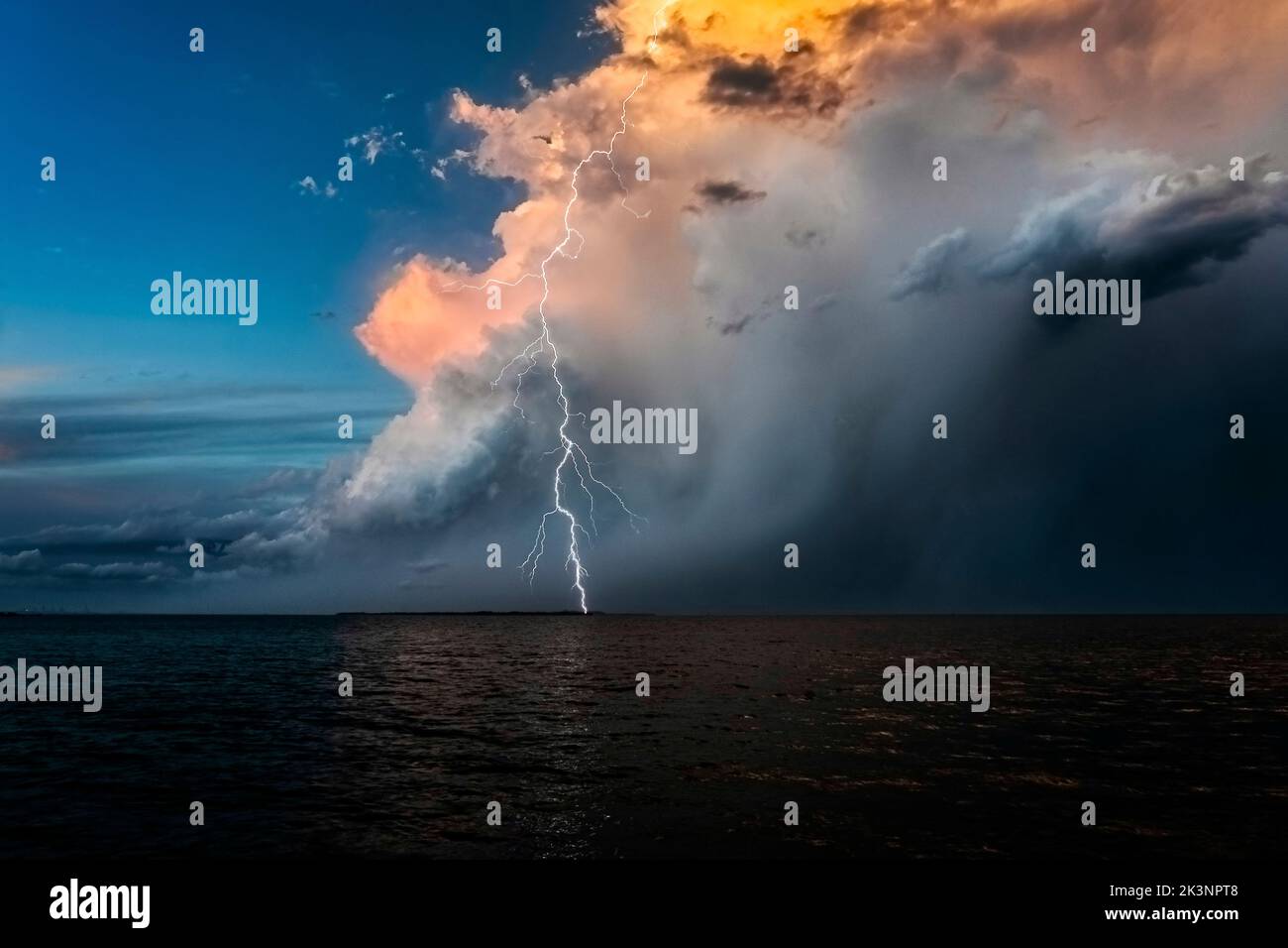 Lightning strike over water hi-res stock photography and images - Alamy