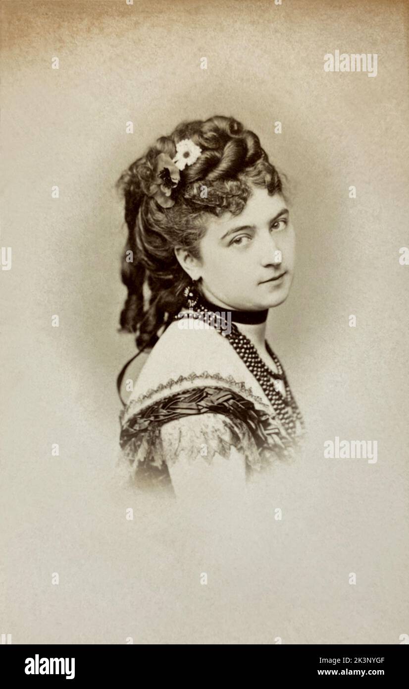 1865 ca, Paris , FRANCE :  The french actress MARGUERITE DE BOSREDON of  Folies Marigny . Photo by Charles REUTLINGER ( 1816 - 1880 ca ). - TEATRO - THEATRE - FRANCIA - ritratto - portrait  - granate - pearls necklace - collana di perle - curls - riccioli ---  ARCHIVIO GBB Stock Photo