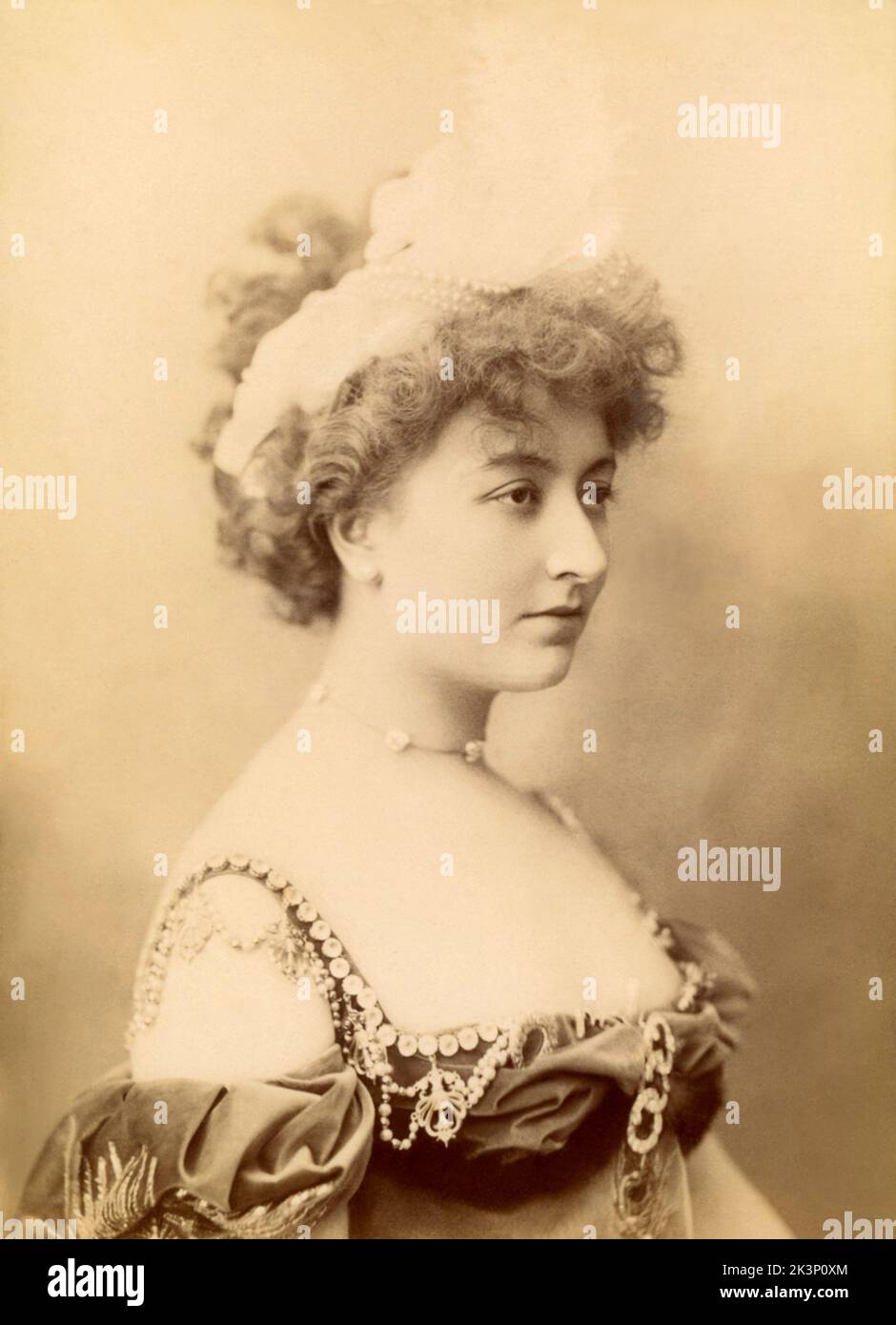 1895 ca , Paris , FRANCE : The celebrated french actress  CECILE SOREL ( 1873 - 1966 ) , lover of italian poet Gabriele D'Annununzio .  Photo by Charles Reutlinger , Paris . - BELLE EPOQUE - TEATRO - THEATRE  - ART NOUVEAU - bijoux  - necklace - collana  - BELLE EPOQUE  - DIVA - DIVINA  - decolleté - scollatura - neckopening --- Archivio GBB Stock Photo