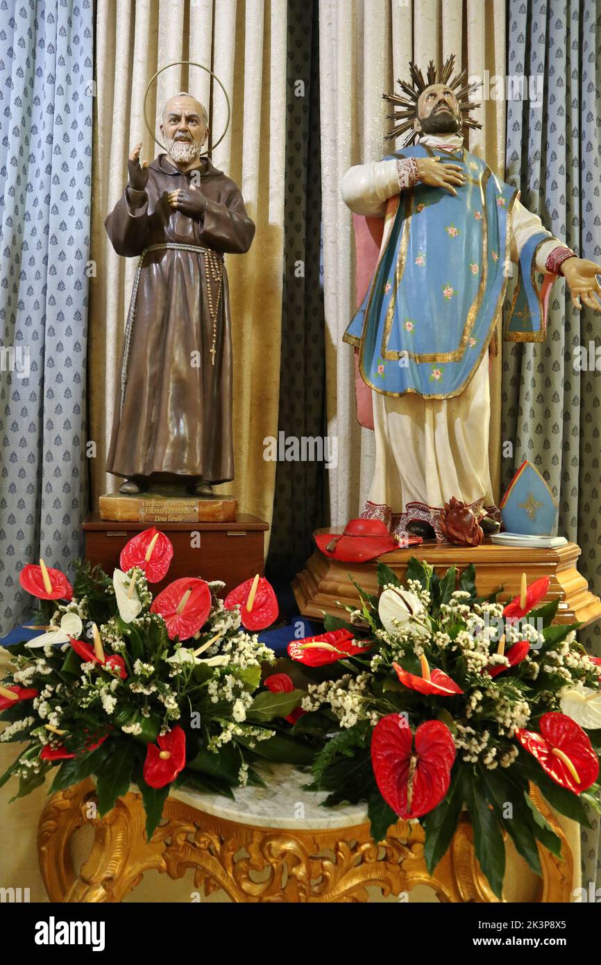 Camerota - Statue di San Pio e San Nicola nella Chiesa di Santa Maria delle Grazie Stock Photo
