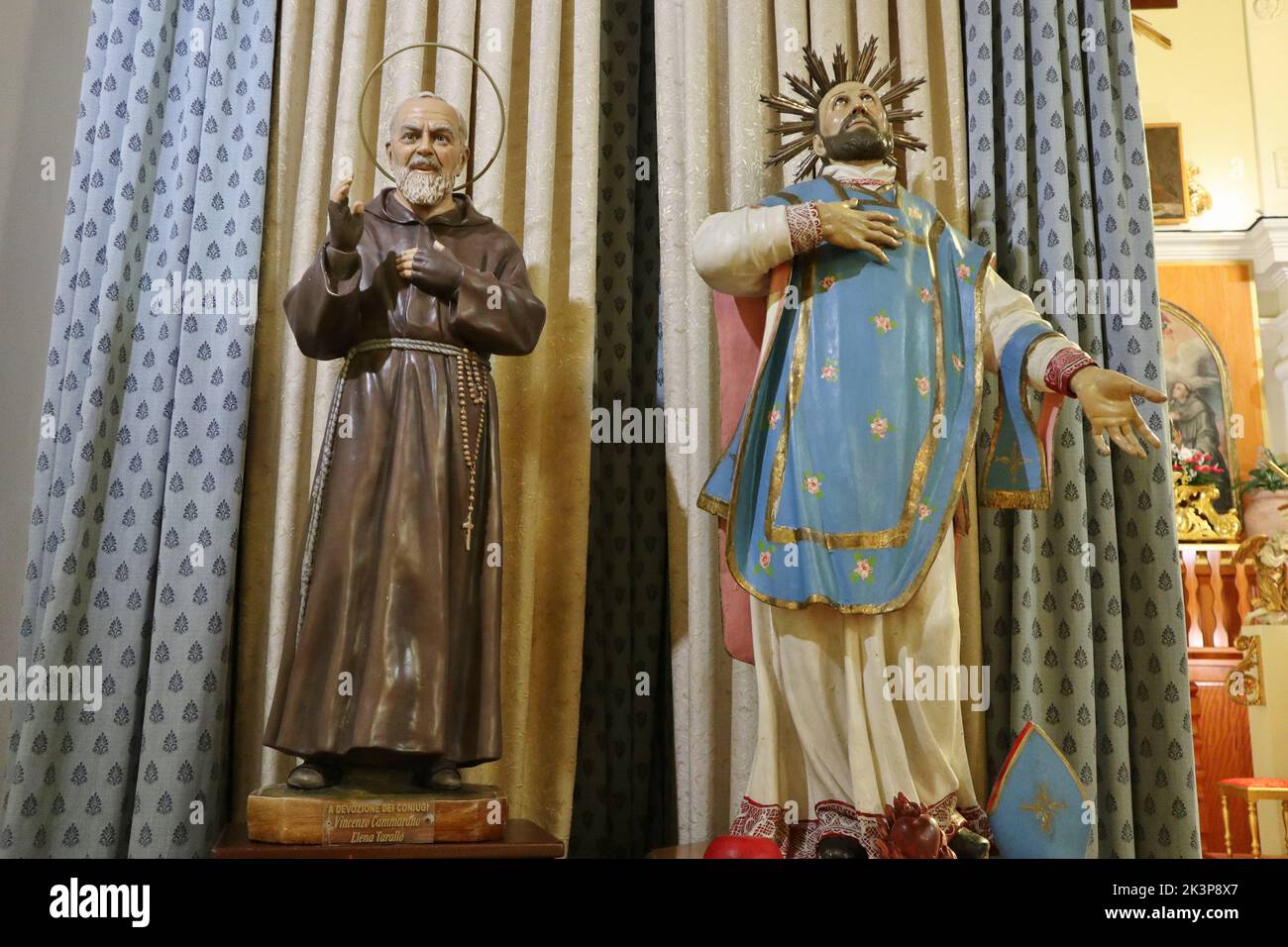 Camerota - Statue di San Pio e San Nicola nella Chiesa Santa Maria delle Grazie Stock Photo