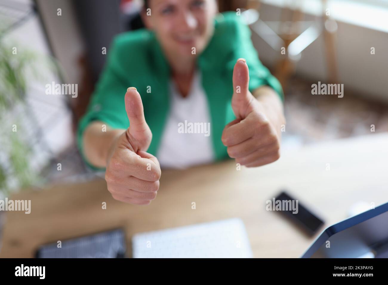 Woman showing thumbs up like hi-res stock photography and images - Alamy