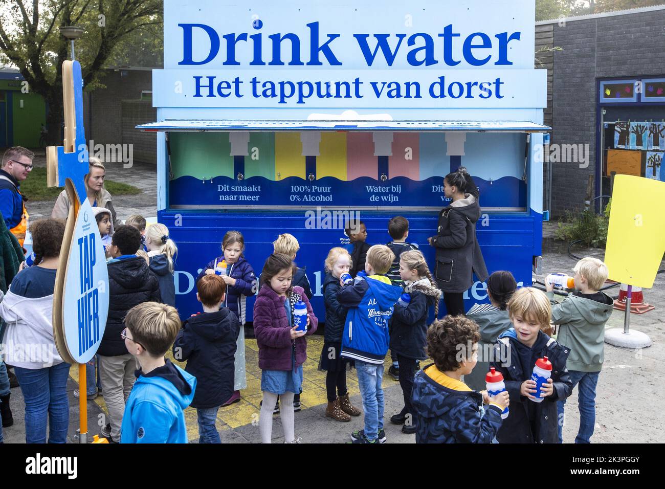 2022-09-28 09:32:50 GRONINGEN - Children tap drinking water during the opening of National Tap Water Day. This school day of approximately 250,000 primary school students is dominated by quandary water policy. ANP VINCENT JANNINK netherlands out - belgium out Stock Photo
