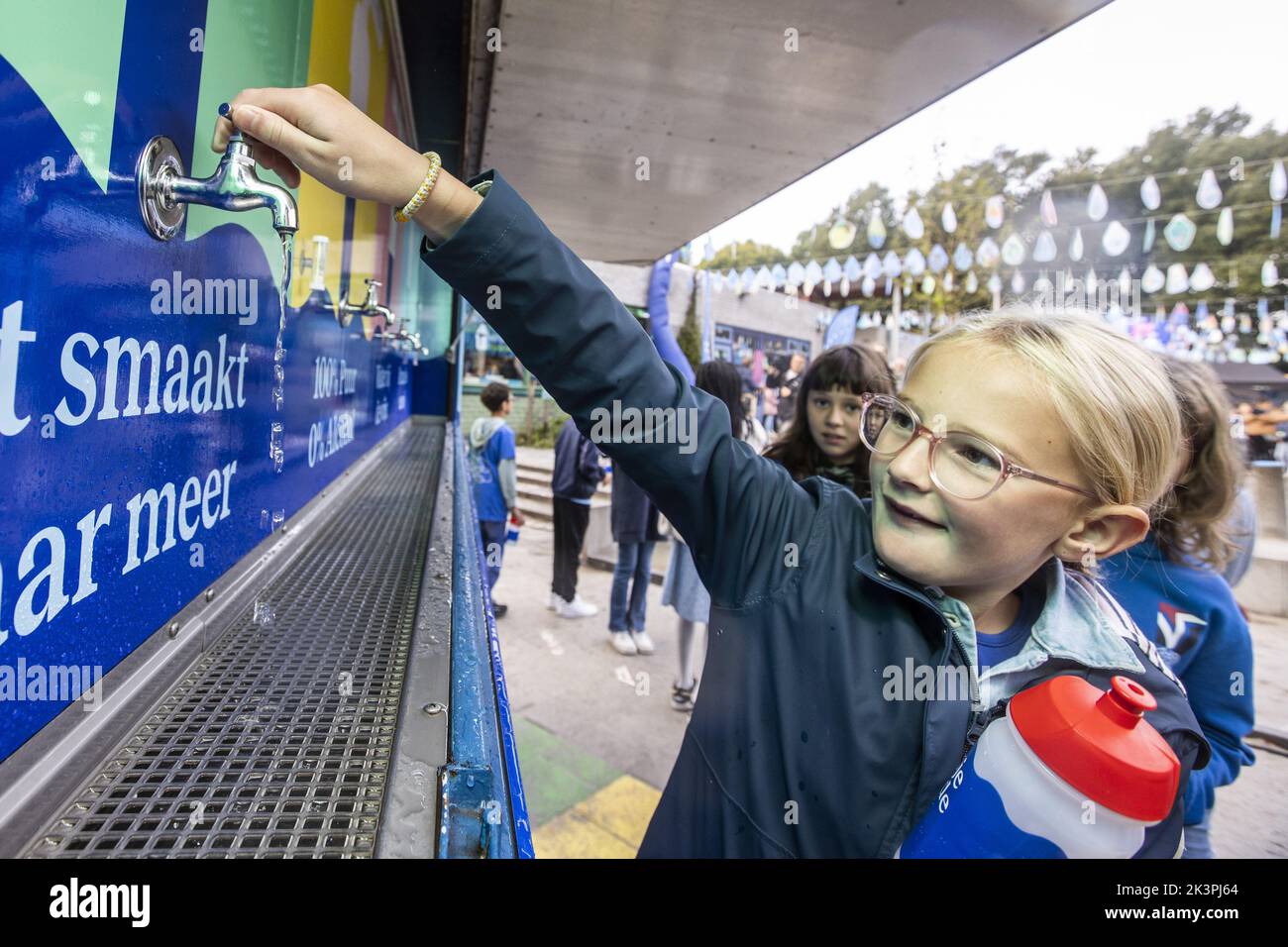 2022-09-28 09:00:35 GRONINGEN - Children tap drinking water during the opening of National Tap Water Day. This school day of approximately 250,000 primary school students is dominated by quandary water policy. ANP VINCENT JANNINK netherlands out - belgium out Stock Photo