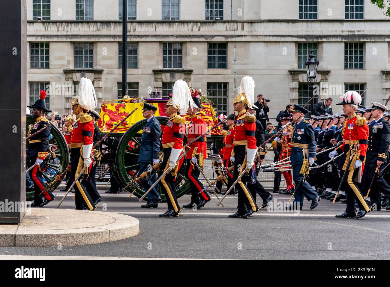 The Funeral Procession Of Queen Elizabeth II Travels Up Whitehall On The Way To Wellington Arch, London, UK. Stock Photo