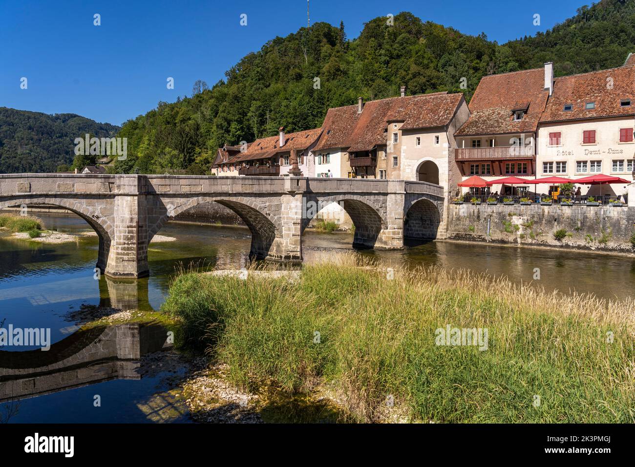 St-Jean Brücke und die historische Altstadt von Saint-Ursanne und der Fluss Doubs, Schweiz, Europa |   Pont Saint-Jean bridge and the historic old tow Stock Photo