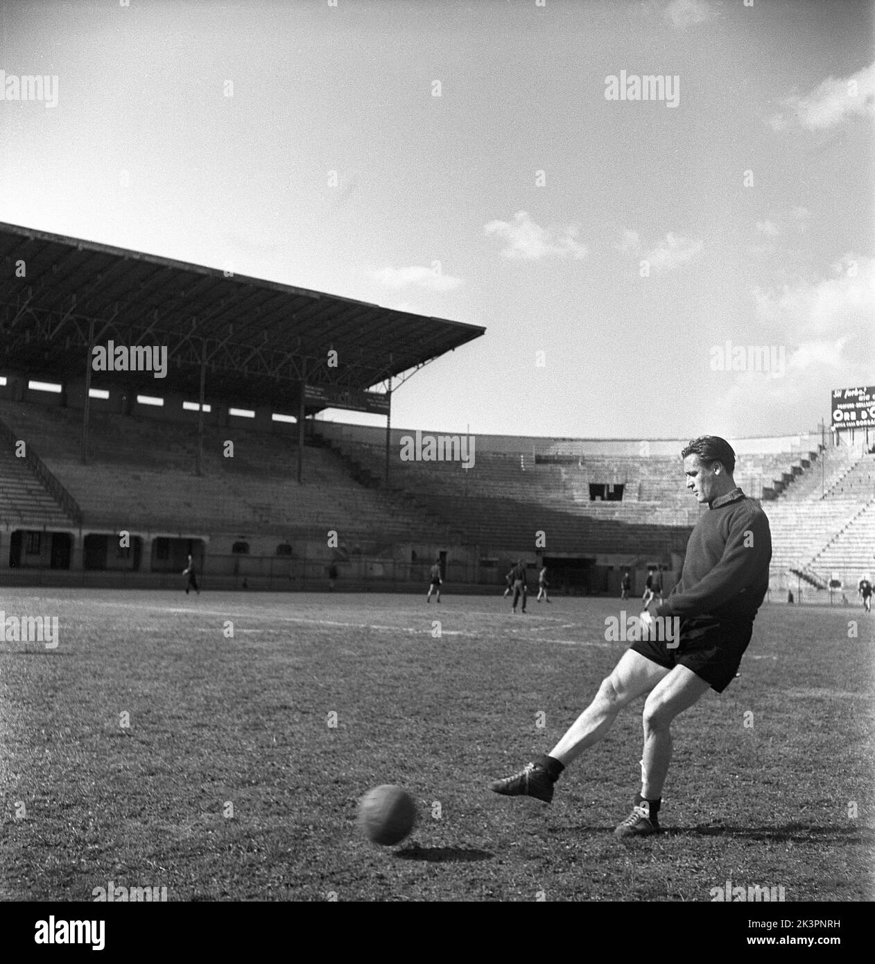 Nils Liedholm. Born 8 october 1922 - 5 november 2007. Swedish football player. In italy called Il Barone (The Baron),  best known for playing in the italian football club AC Milan together with Gunnar Gren and Gunnar Nordahl and formed the renowned Gre-No-Li trio, a succesful trio playing together for AC Milan. Pictured Nils Liedholm practising on AC Milans home arena. Milano Italy 1950. Kristoffersson ref AY31-2-6 Stock Photo