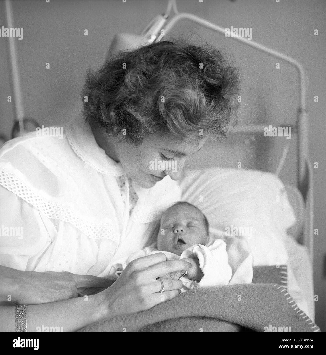 1950s mother. Star fashion model Ulla-Britta Gregemark with her daughter Ulrika eight days old only.  Sweden 1954 ref BX24-3 Stock Photo