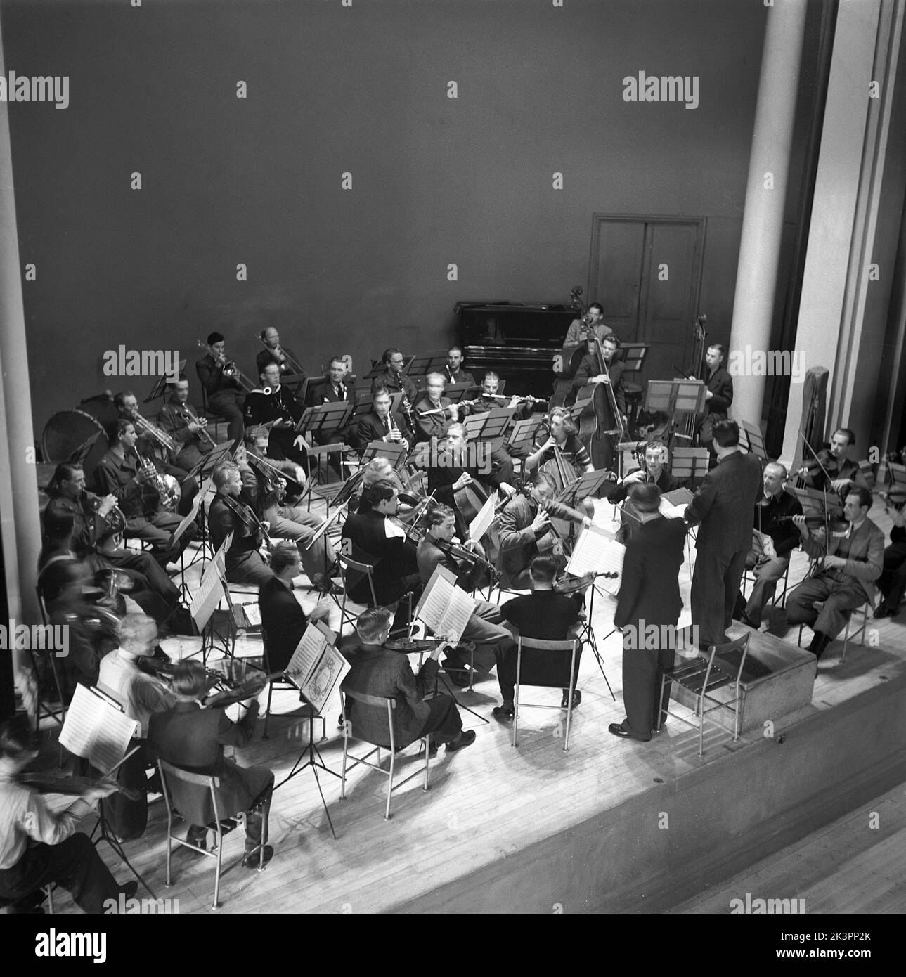 Orchestra in the 1940s. Picture shows the higher education of orchestral music held at the Musical academy in Stockholm in the 1940s. The school made it's priority to educate musicians in military orchestras especially. Men in uniform are seen playing.  Sweden 1941. Kristoffersson Ref 203-14 Stock Photo