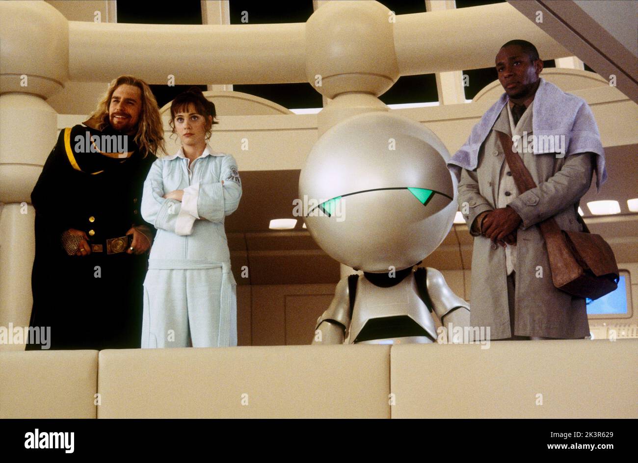 Sam Rockwell, Zooey Deschanel, Warwick Davis (Android Marvin) & Mos Def Film: The Hitchhiker'S Guide To The Galaxy (UK/USA 2005) Characters: Zaphod Beeblebrox,Trillian, & Ford Prefect  Director: Garth Jennings 20 April 2005   **WARNING** This Photograph is for editorial use only and is the copyright of DISNEYTOUCHSTONE and/or the Photographer assigned by the Film or Production Company and can only be reproduced by publications in conjunction with the promotion of the above Film. A Mandatory Credit To DISNEYTOUCHSTONE is required. The Photographer should also be credited when known. No commer Stock Photo