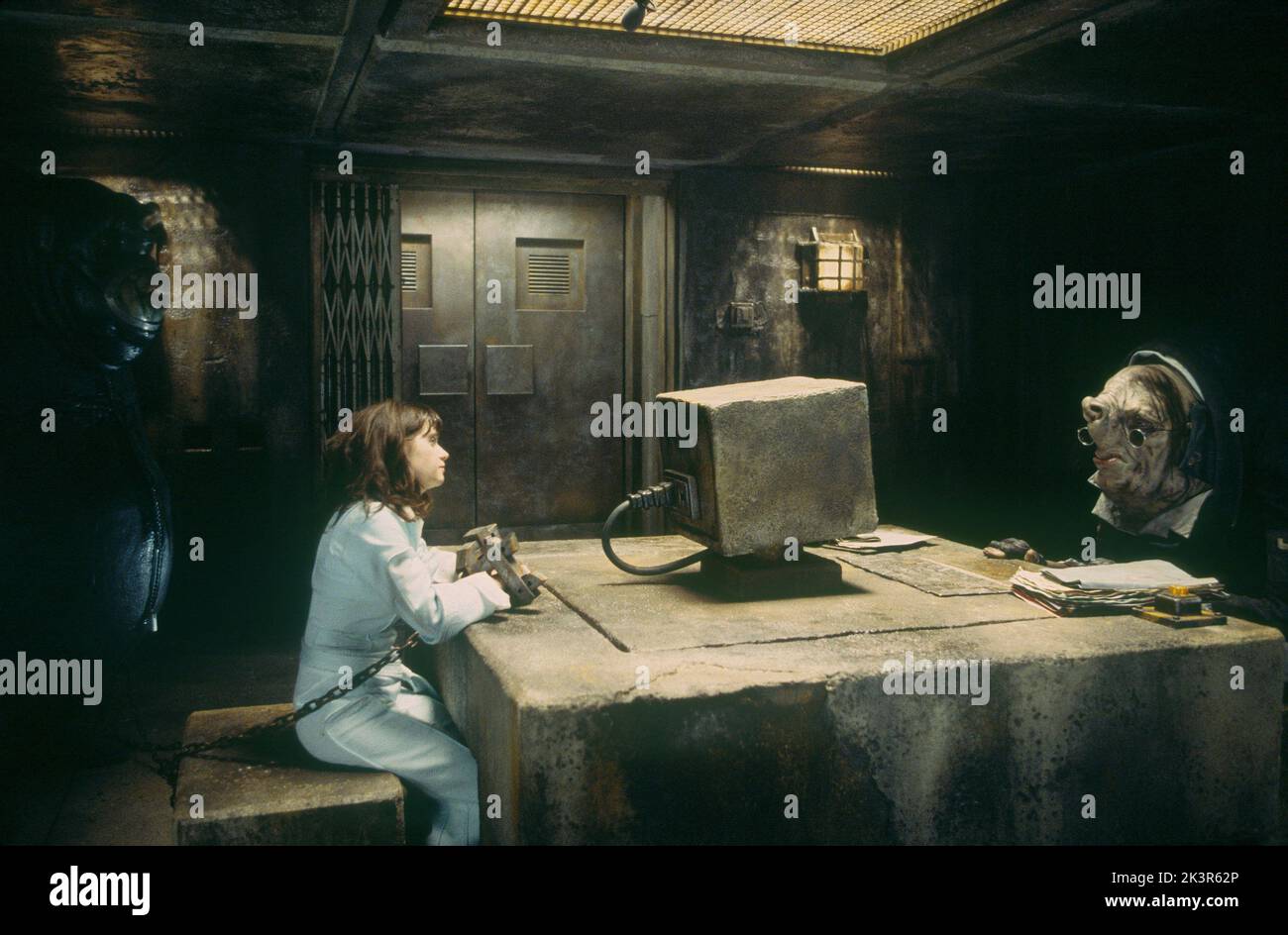 Zooey Deschanel & Vogon Film The Hitchhiker'S Guide To The Galaxy (UK