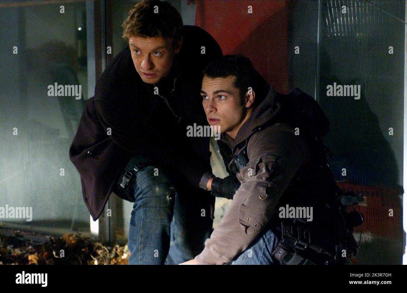 Simon Baker & Shawn Roberts Film: Land Of The Dead (USA/CAN/FR 2005) Characters: Riley & Mike  Director: George A. Romero 18 June 2005   **WARNING** This Photograph is for editorial use only and is the copyright of UNIVERSAL PICTURES and/or the Photographer assigned by the Film or Production Company and can only be reproduced by publications in conjunction with the promotion of the above Film. A Mandatory Credit To UNIVERSAL PICTURES is required. The Photographer should also be credited when known. No commercial use can be granted without written authority from the Film Company. Stock Photo