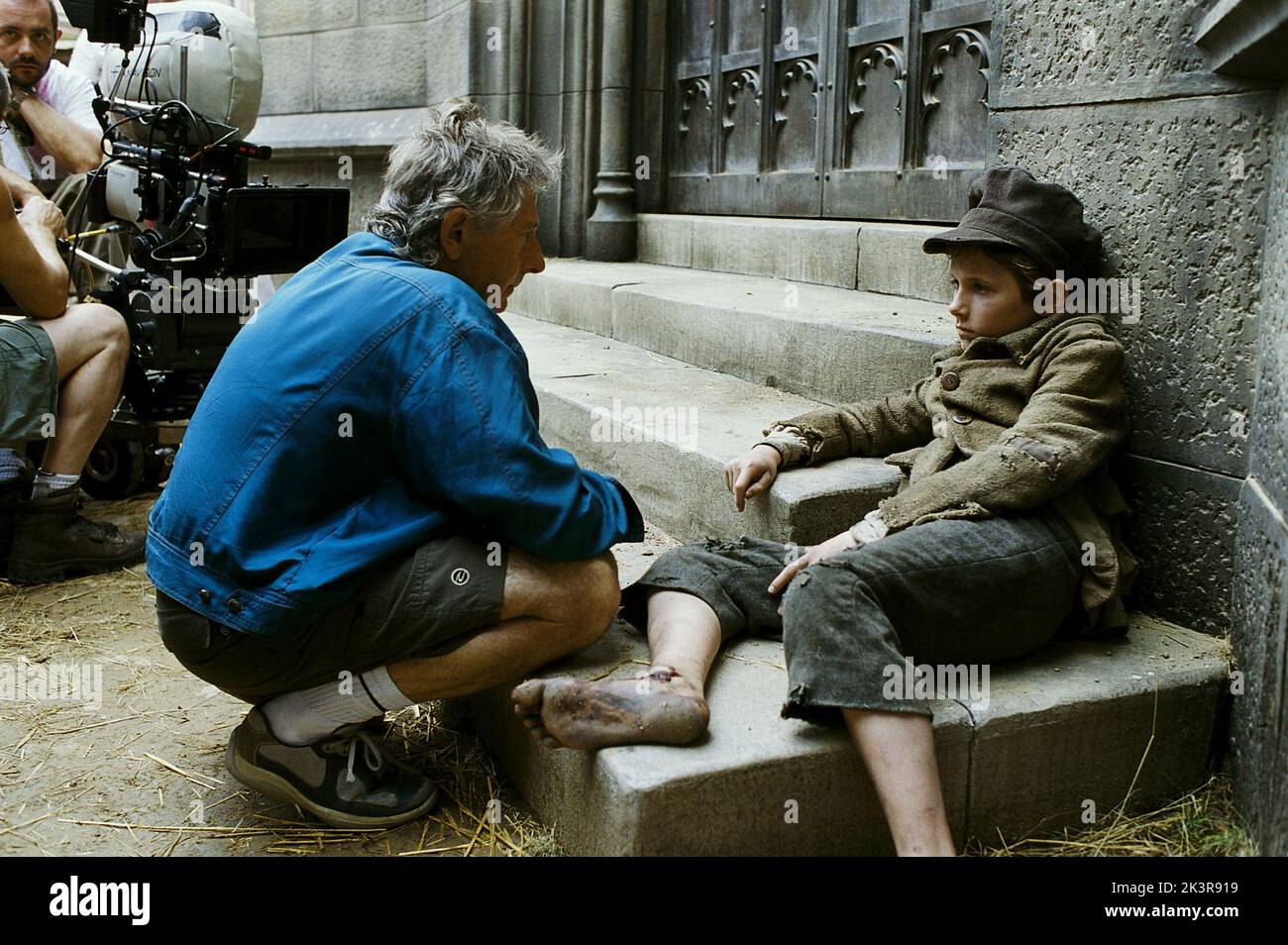Roman Polanski & Barney Clark Film: Oliver Twist (UK/FR/IT/CZ 2005)  Characters: & Oliver Twist / Literaturverfilmung (Based On The Book By  Charles Dickens) Director: Roman Polanski 11 September 2005 **WARNING**  This Photograph