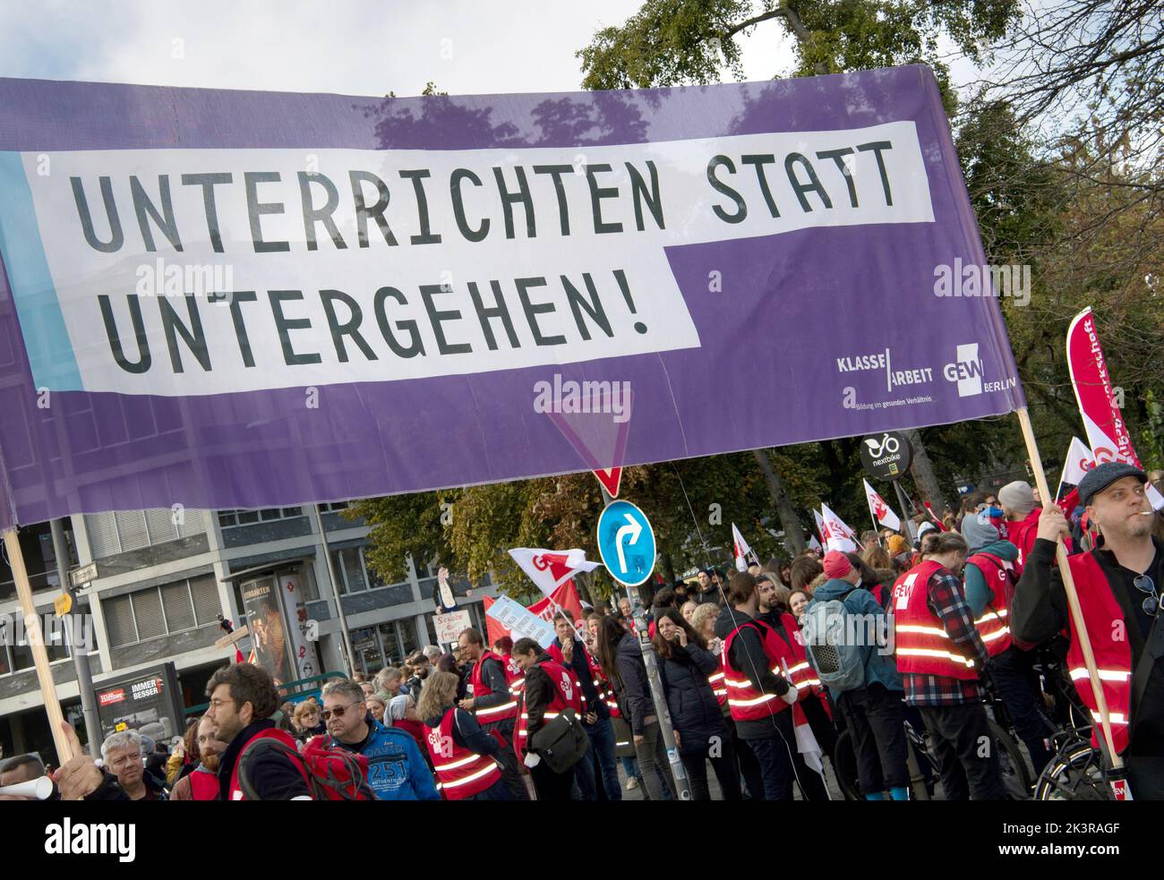 Berlin, Germany. 28th Sep, 2022. 'Teaching instead of going under' is written on the banner at the start of a day-long warning strike at Berlin schools. The strike is being called by the GEW trade union. The goal of the action is the conclusion of a collective agreement on health protection, in which the ratio of students to teachers and thus the class size at general and vocational schools is bindingly regulated. Credit: Paul Zinken/dpa/Alamy Live News Stock Photo