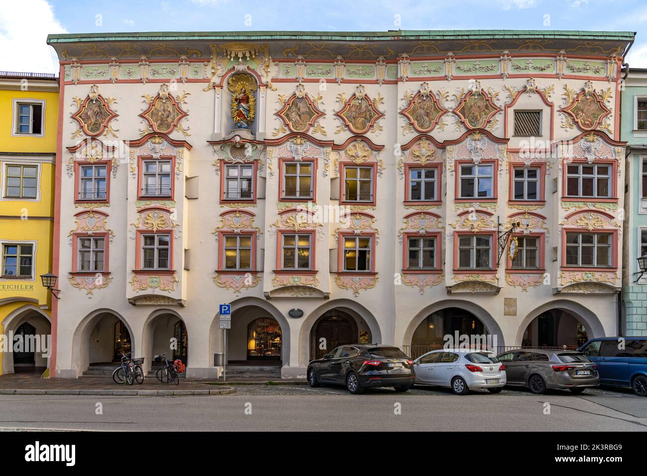 Rokoko-Fassade des Kernhaus in Wasserburg am Inn, Bayern, Deutschland |  Rococo facade of the Kernhaus in Wasserburg am Inn, Bavaria, Gemany Stock Photo